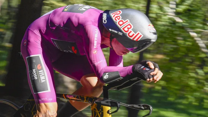 wout van aert in de eerste tijdrit van de giro