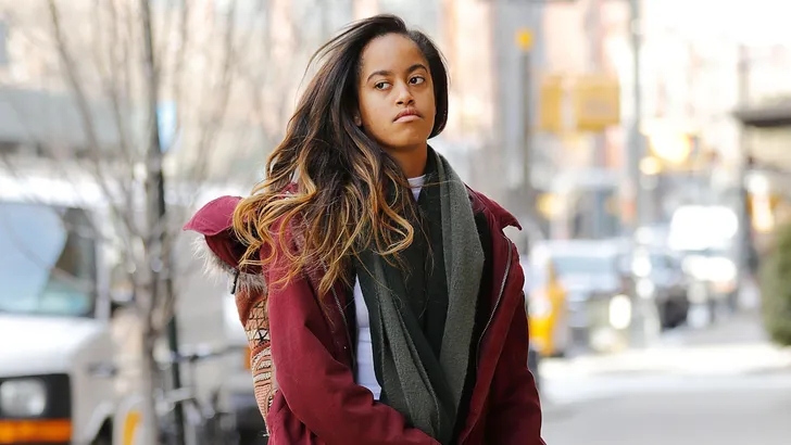 Oeps: 20-jarige Malia Obama betrapt met peperdure fles wijn