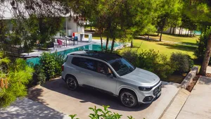 'Het gaat maar door': Mercedes start modellenoffensief met ultieme SUV