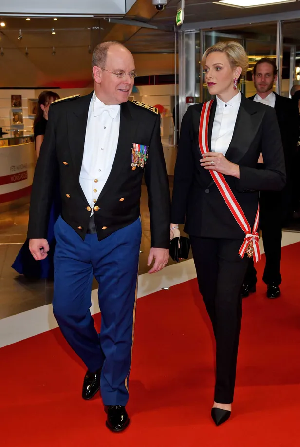 Een japon? Welnee: ook een goede tuxedo staat Charlene beeldig. (Beeld: NL Beeld)