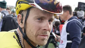 Julien Vermote tijdens een koers in tenue van Visma | Lease a Bike, met serieuze blik richting camera.