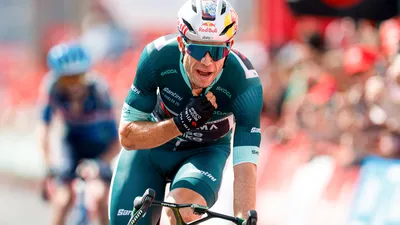 Wout van Aert praat in de communicatie na de zege.