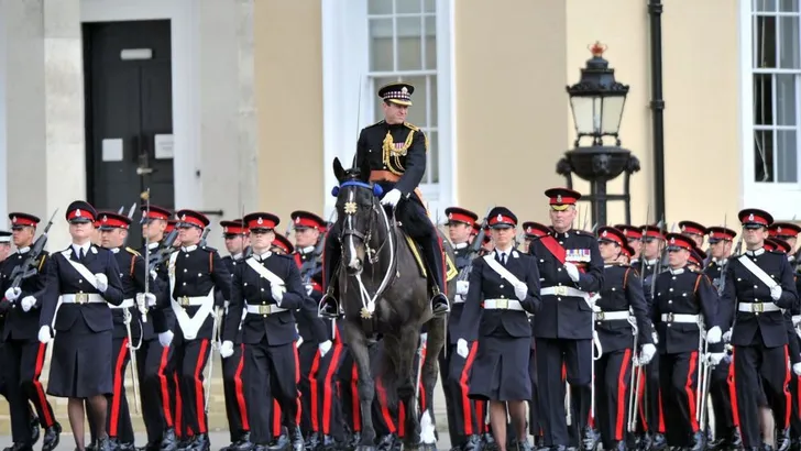 Kroonprins Hussein zwaait af op Sandhurst