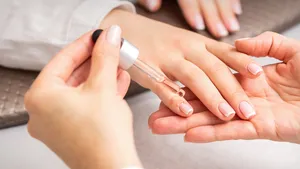 Tijd om flinterdunne nagels te redden na maandenlang gellak. Met deze vijf slimme stappen groeien de nagels sterker en mooier dan ooit...