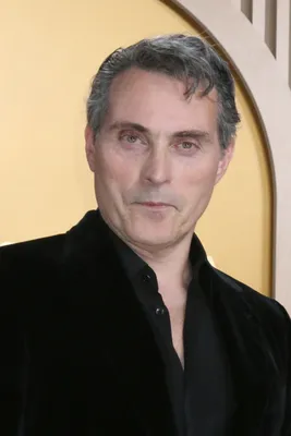 Rufus Sewell (Mr. Bennet)