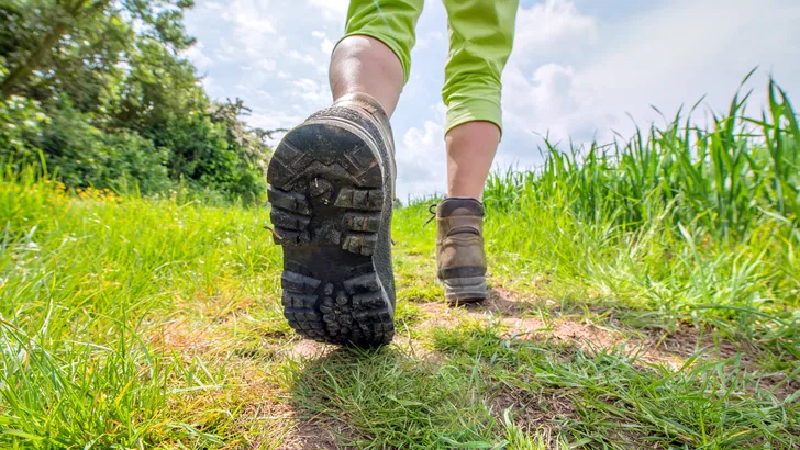 Wandelen is het beste medicijn dat er is, en het hoeft allang niet meer op lelijke schoenen