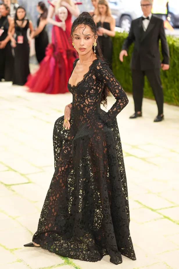 Zoë Kravitz in een beeldige Saint Laurent jurk van Anthony Vaccarello