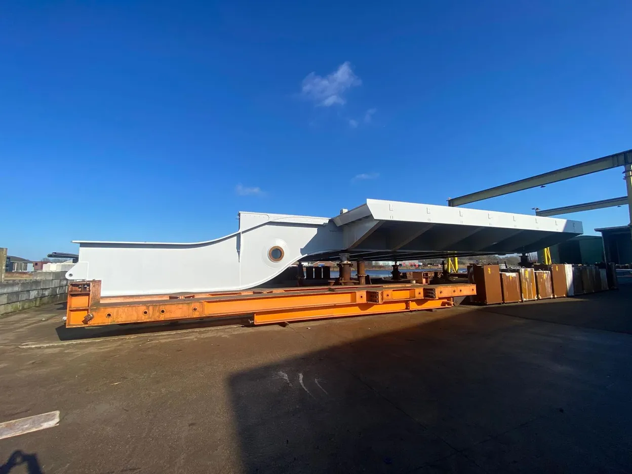 Het nieuwe brugdek meet 26 bij 21 meter en weegt 300 ton.