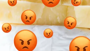 Stapel kaas met boze emoji