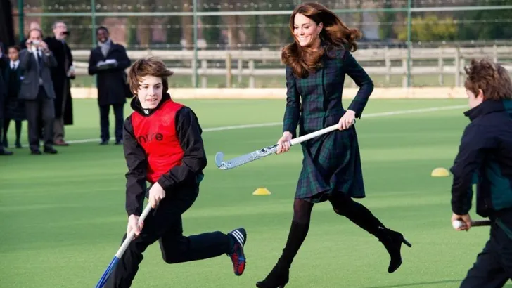 Hertogin Kate sport op hoge hakken