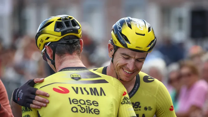 edoardo affini omhelst een andere renner van visma lease a bike