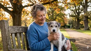 Oudere vrouw knuffelt een senior hond in een zonnig herfstpark; symbool voor gezonde veroudering en vriendschap