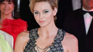 Charlene rebelleert in Versace