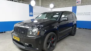 Maak de McDonald's onveilig met deze Jeep Grand Cherokee SRT-8 van Domeinen