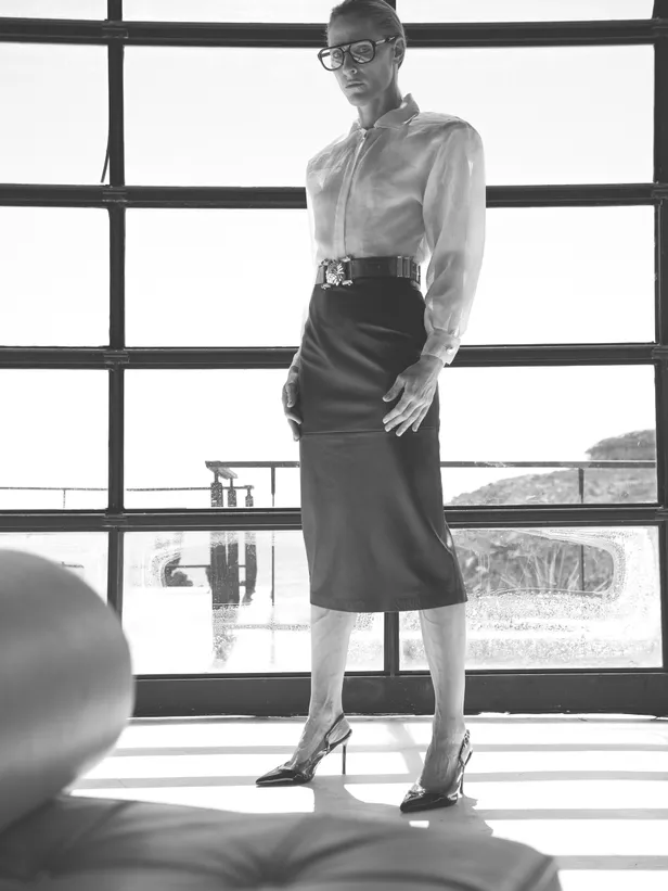 Blouse: Byblos | Riem: Versace | Zwarte pencil skirt: Law of Leather | Schoenen: Chanel