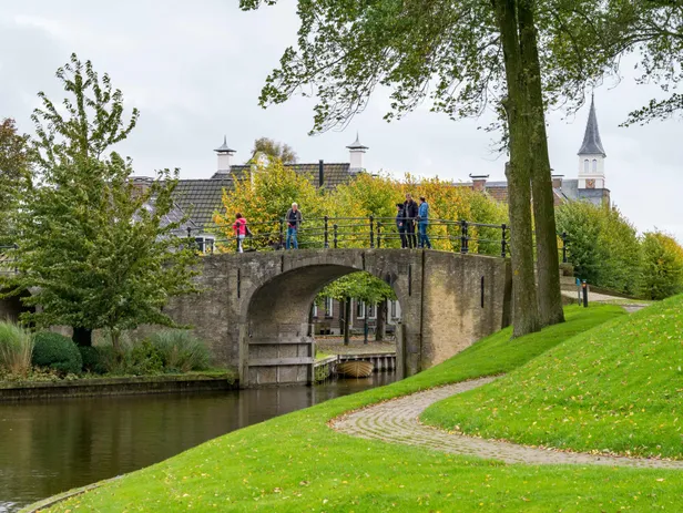 Brug in het idyllische stadje Sloten in Friesland
