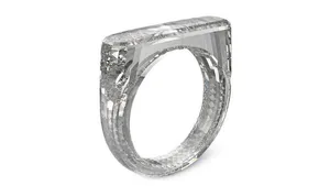 ZIEN: ring die compleet is gemaakt van diamant