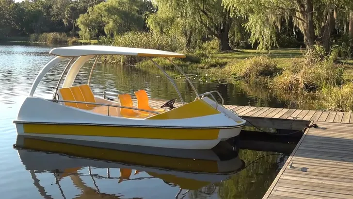 YouTuber bestelt elektrische boot voor duizend dollar op Alibaba en krijgt opvallende levering