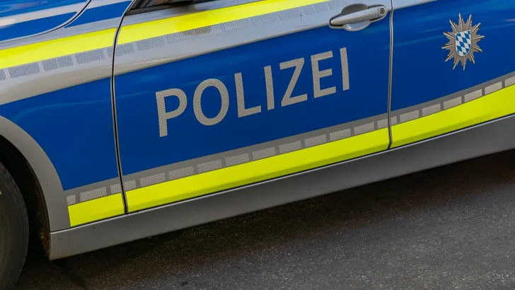 Duits koppel seks achter stuur