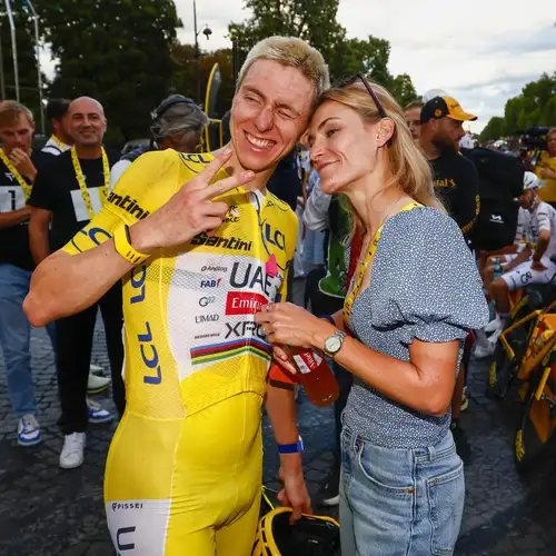 Dat Tadej Pogacar vrouwenwielrennen een warm hart toedraagt, is algemeen bekend. Niet in de laatste plaats doordat zijn verloofde Urska Zigart onderdeel is van het vrouwenpeloton.
