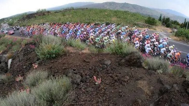 Langzame rit in Giro wegens protest peloton