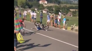 VIDEO | Jungels biedt excuses aan voor val Higuita en wordt zelf onderuitgereden door ambulance