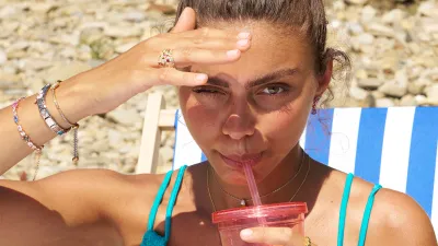 De iconische Nomination-armband uit de zeroes is terug van weggeweest! Dankzij Love Island is de nostalgische schakelarmband weer dé sieradentrend van nu.