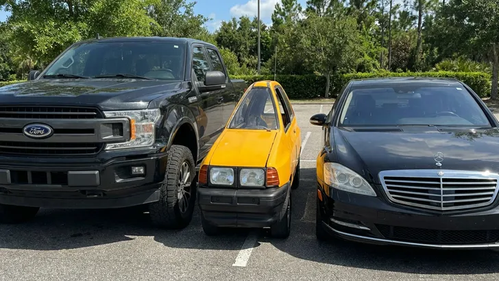 Man bouwt oude Ford Festiva om tot 's werelds smalste auto