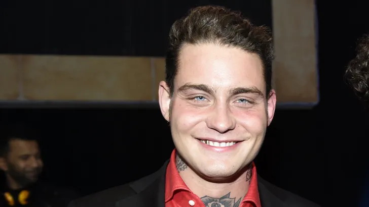 Douwe Bob wil bij ieder optreden een fles champagne drinken