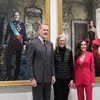 Zien: Koningin Letizia en koning Felipe onder de indruk van portretten van.. zichzelf | Nouveau