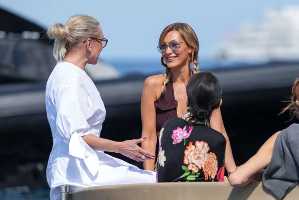 Yolanda Hadid samen met dochtlief Bella op speedboat. 