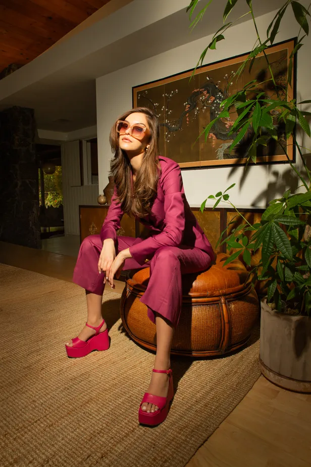 Pak: Le Catou | Oorbellen: Gorjana | Hakken: Stuart Weitzman | Zonnebril: Dolce & Gabbana