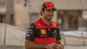 Carlos Sainz neemt 'Smooth Operator' Ferrari in ontvangst