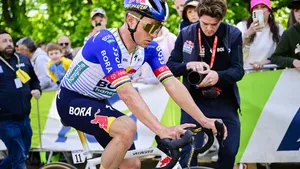 Remco Evenepoel werkt vol vertrouwen toe naar de Tour de France. Dat hij Tadej Pogacar niet kon volgen in het voorjaar had een duidelijke reden, maar richting de Franse ronde gooit hij het over een andere boeg.