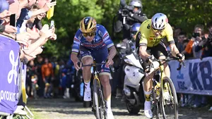 Remco Evenepoel en Wout van Aert op de Moskesstraat in De Brabantse Pijl 2025.