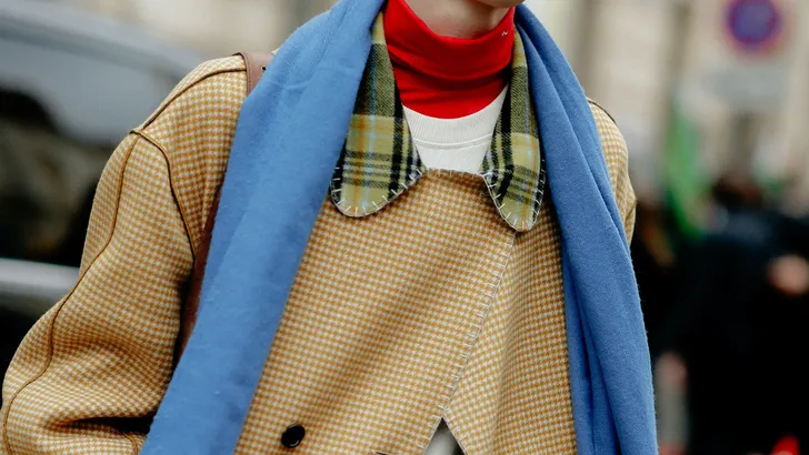 De skinny sjaal maakt z’n comeback – maar verwacht er geen warmte van deze winter