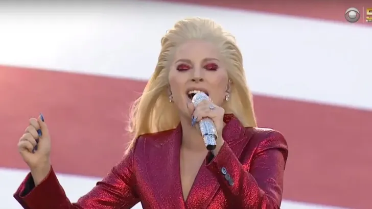Lady Gaga bezorgt publiek kippenvel bij Super Bowl