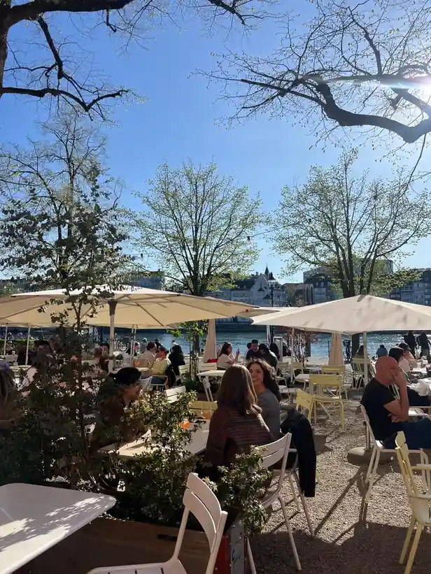 Een zonnig terras aan het water in Bazel, Zwitserland 