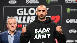 Badr Hari tijdens staredown Glory