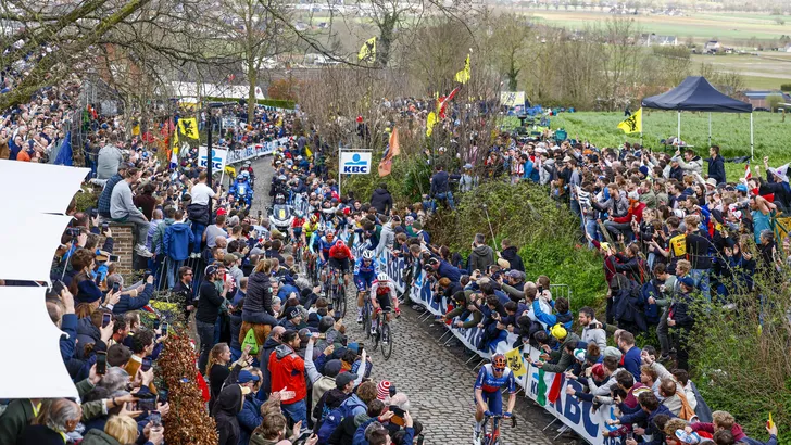 topdrukte op de kwaremont in de ronde van vlaanderen