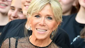 Wat een benen: Brigitte Macron steelt de show in kort rokje