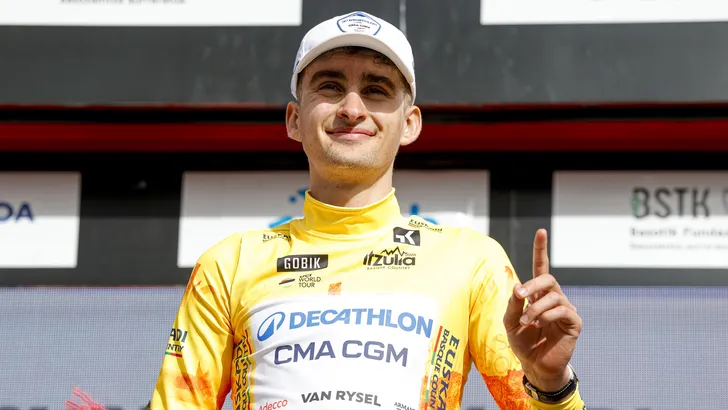 Paul Seixas in de leiderstrui op het podium in de Ronde van het Baskenland.