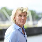 Hans Klok vertelt openhartig over z'n verleden met schulden. – Foto van Hans Klok buiten bij de première van Face the Future, augustus 2024.