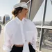 Yolanthe in witte outfit voor Beau Monde 6 2025.
