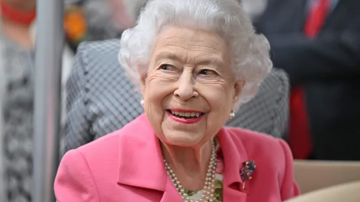 Queen Elizabeth Tours Flower Show In Golf Buggy