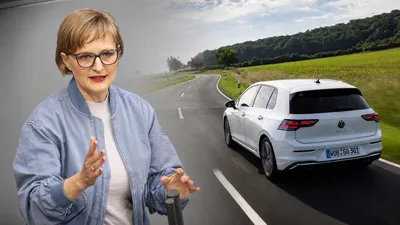 Franziska Brantner naast een rijdende Volkswagen Golf in een montage over de Europese regels voor 2035