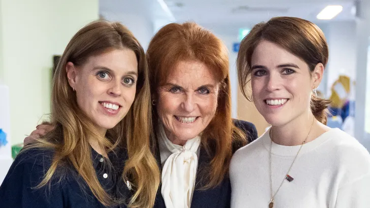Foto van prinsessen Beatrice en Eugenie met hertogin Sarah Ferguson.