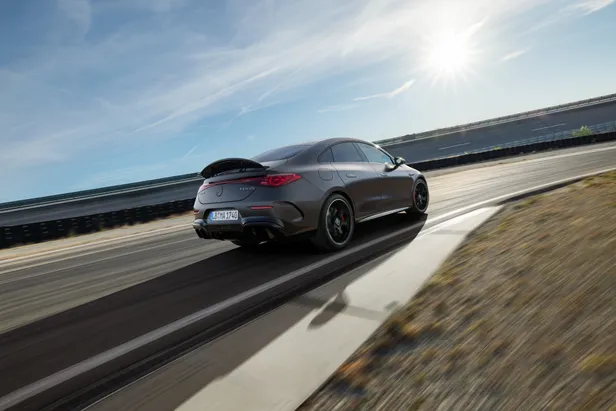 De Mercedes-AMG CLA 45 4MATIC+ van achteren op een circuit, met diffusor en het CLA 45-embleem.