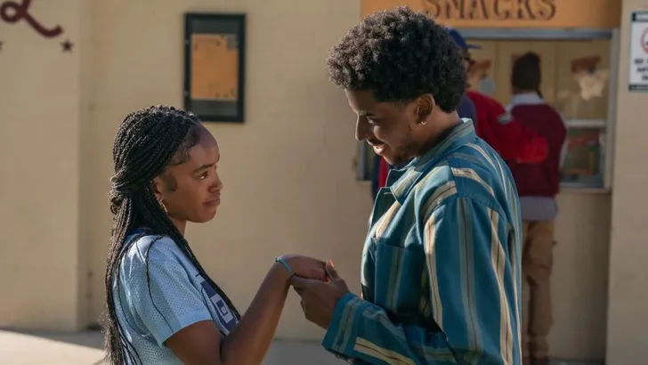Scène uit de Netflix-serie Forever.
