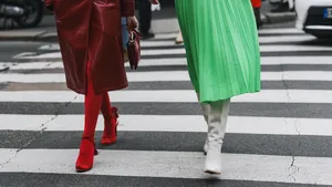Ladders in je panty voorkomen. – Streetstyle-foto van twee vrouwen op straat met rokken en panty's aan.